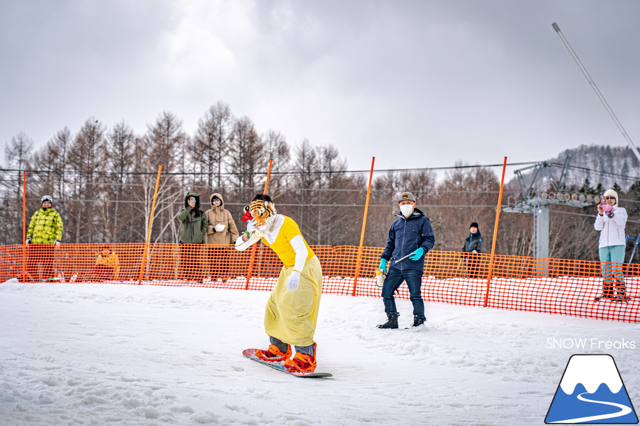 富良野スキー場｜季節は、まだ冬？それとも…？小雪が舞い、たくさんの雪が残る富良野スキー場で、春の恒例イベント『春スキー池渡り大会』開催(^^)/